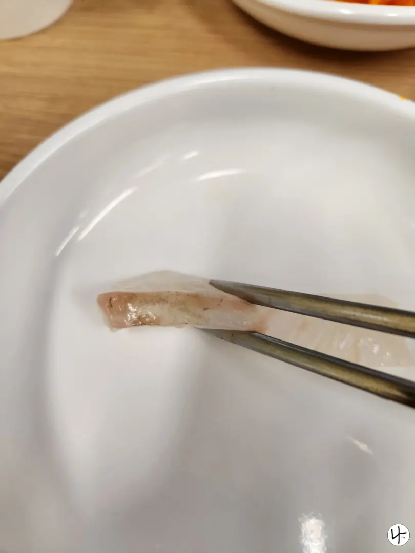 얇은-광어회-한점