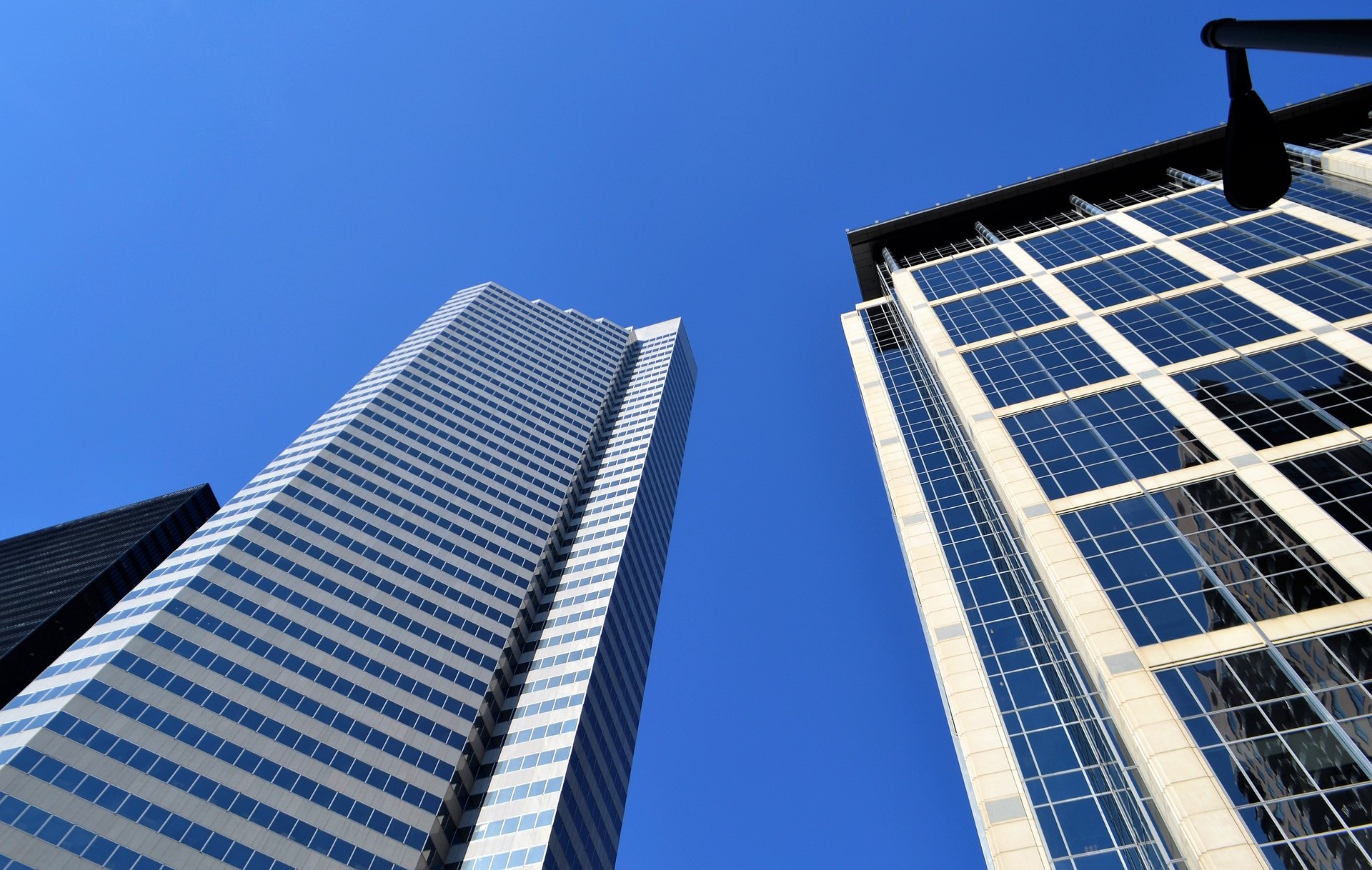 대한민국 주택청약제도의 탄생을 설명하기 위해 삽입한 두 아파트의 외관 사진