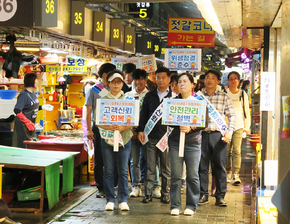 '바가지요금'으로 논란이 이어졌던 인천 소래포구 어시장에 새로운 안내문을 내걸었다. 사진은 지난해 6월 14일 소래포구 전통어시장에서 상인들이 자정대회를 열고 신뢰 회복을 약속하며 사과하는 모습. [사진=뉴시스]