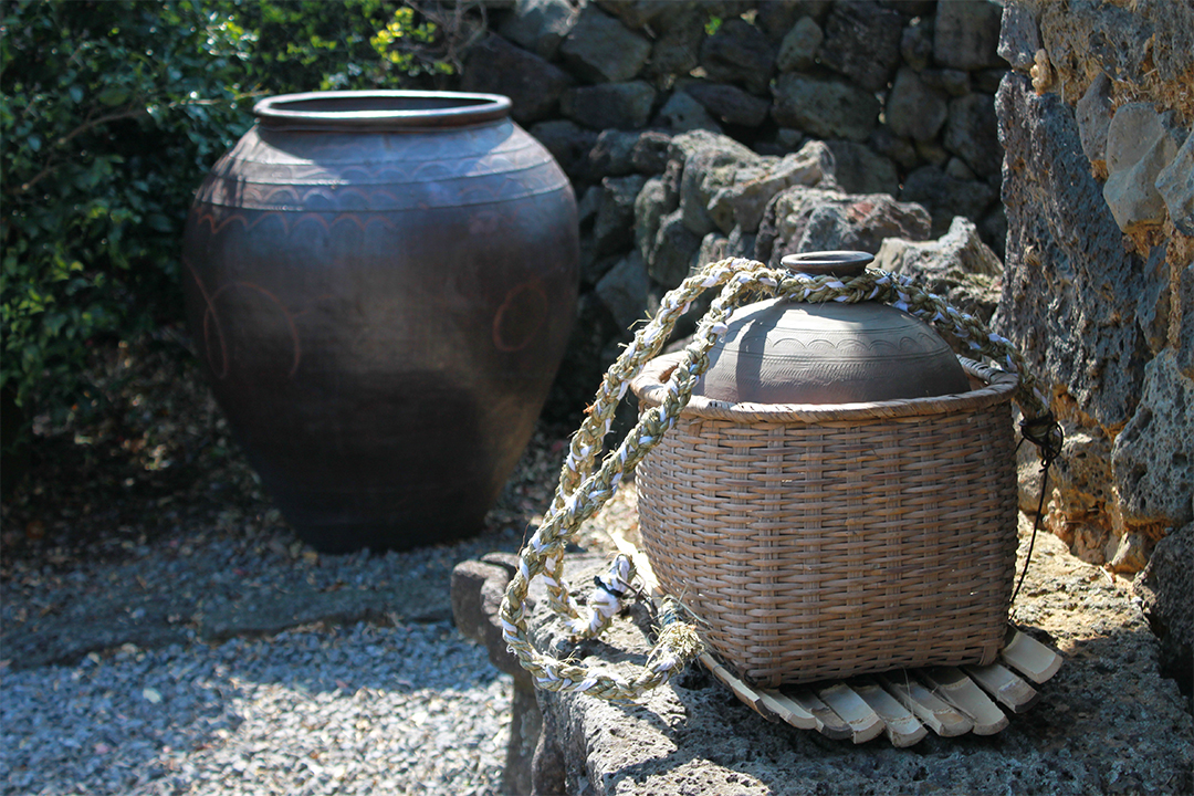 제주에서 물을 담아 나르는 데 사용되는 전통적인 물동이와 물허벅 저작권없는 고화질 무료 이미지