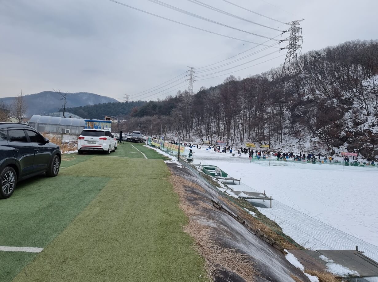 파주 발랑저수지 빙어닊시터입니다. 추운 날씨임에도 사람도 많고 차도 많이 주차되어있는 모습입니다.