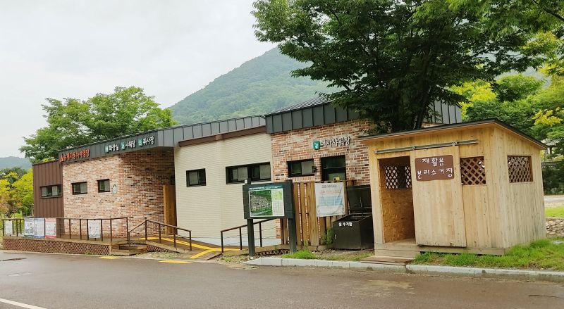 중앙에 있는 화장실,샤워장, 취사장 건물 리모델링으로 인해 깔끔하게 유지되고있다