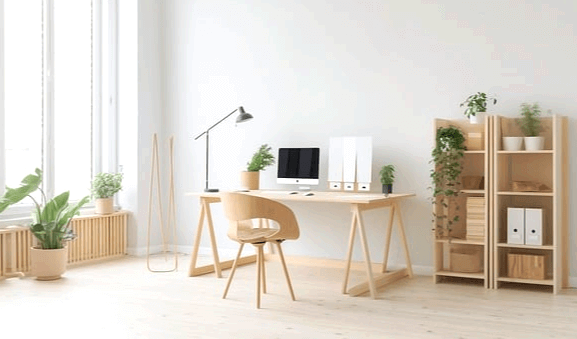 사무실 풍경이다. 나무 책상 위에 노트북이 있고 주변엔 화분들이 많다.