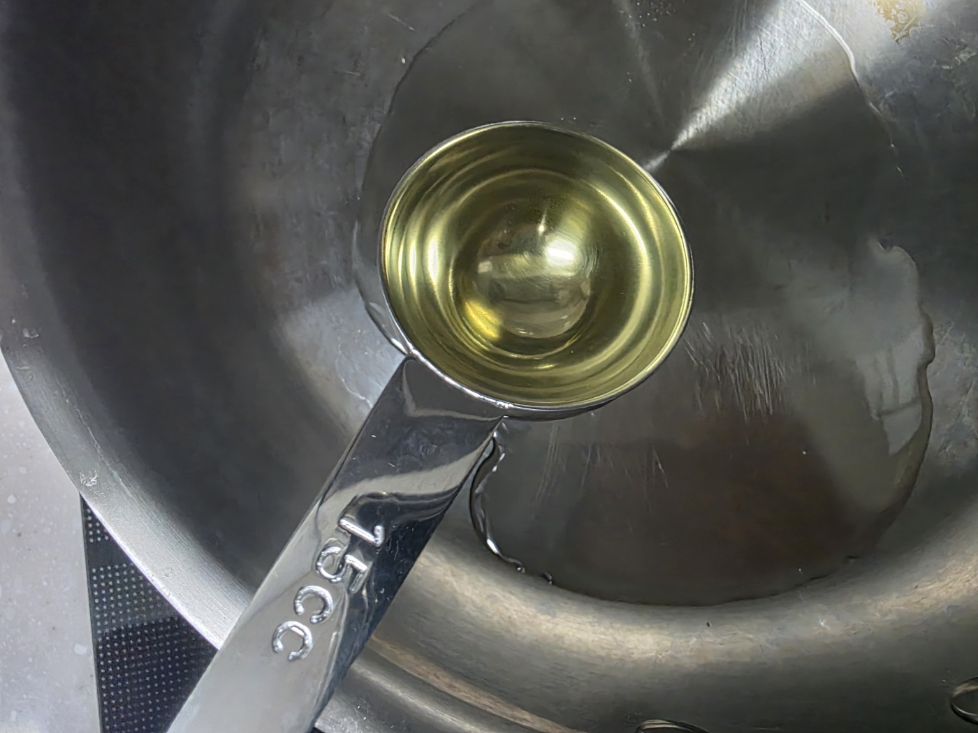 팬에 식용유 2큰술