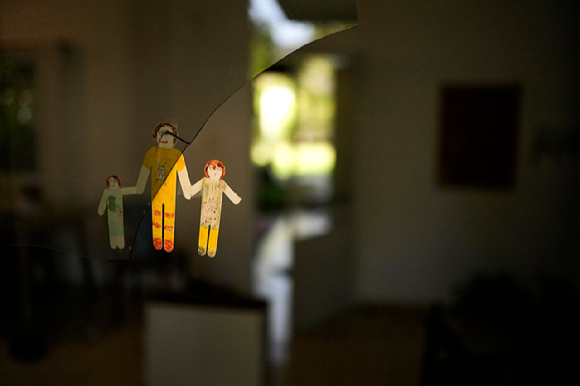 [니르오즈=AP/뉴시스] 19일(현지시각) 이스라엘 남부 니르오즈 키부츠에서 하마스의 공격을 받은 한 가옥의 깨진 창문에 종이로 만든 가족 형상이 남아 있다. 2023.10.20.