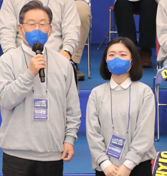 왼쪽의 이재명 후보가 오른쪽에 있는 남진희양을 소개하고 있다.