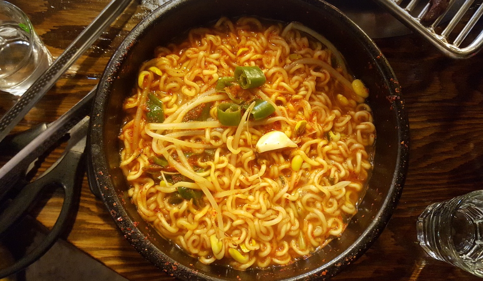 야식-음식-라면-소화불량-혈당-수면방해