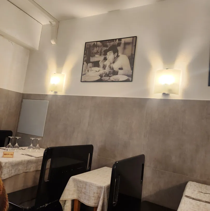 테이블과-벽에-걸린-사진