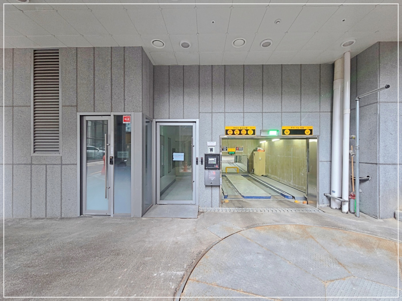 빌딩 기계식 주차장 입구 사진