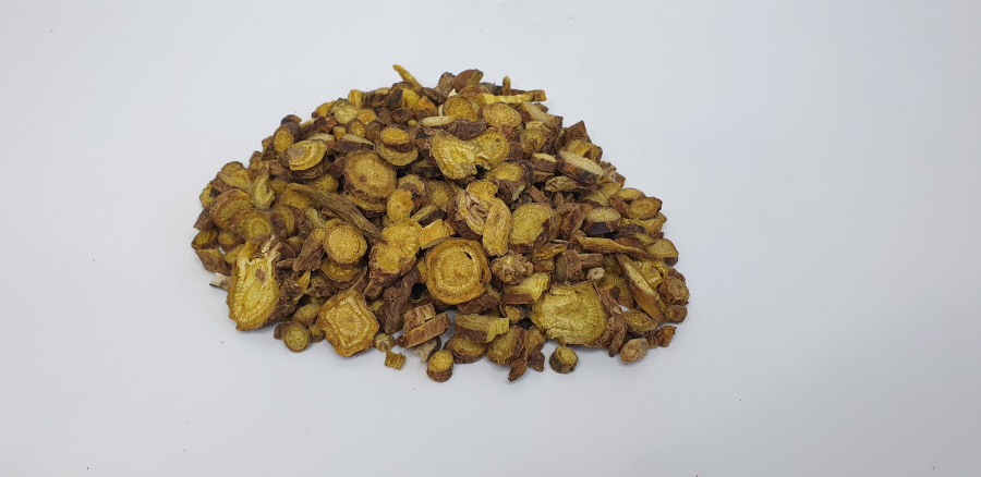 야당에서 채취를 한 황금을 깨끗하게 세척한 후에 잘게 자른 것을 하얀 바닥 위에 수북하게 놓아두고 찍은 사진