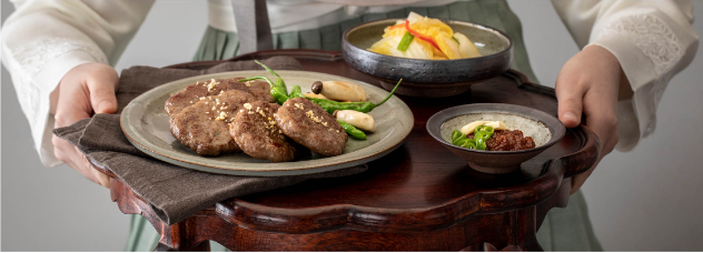 명절 음식을 예쁘게 차려오고 있다.