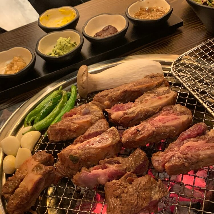 6가지 소스와 구워지고 있는 우대갈비