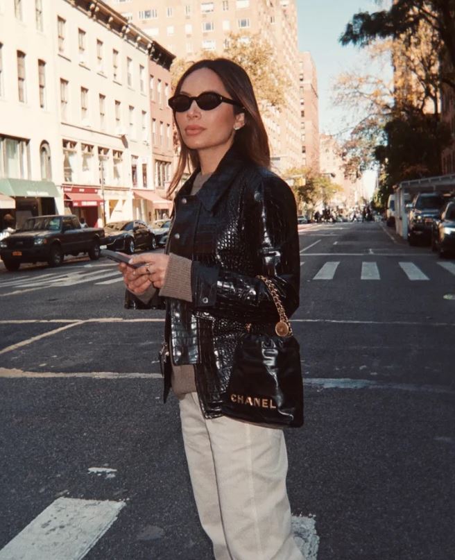 샤넬 22백 미니 블랙 착용 예시