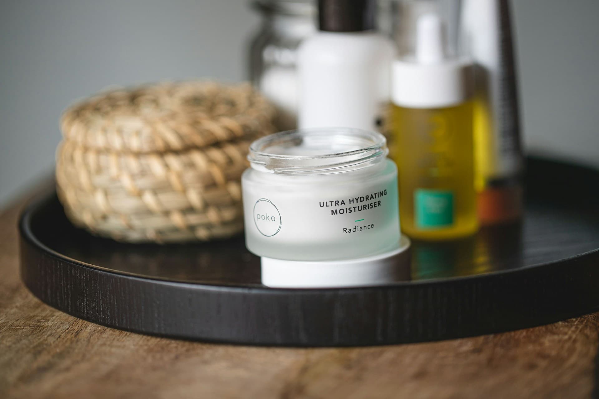 블랙 트레이 위 유리병 수분크림 &mdash; 보습 루틴