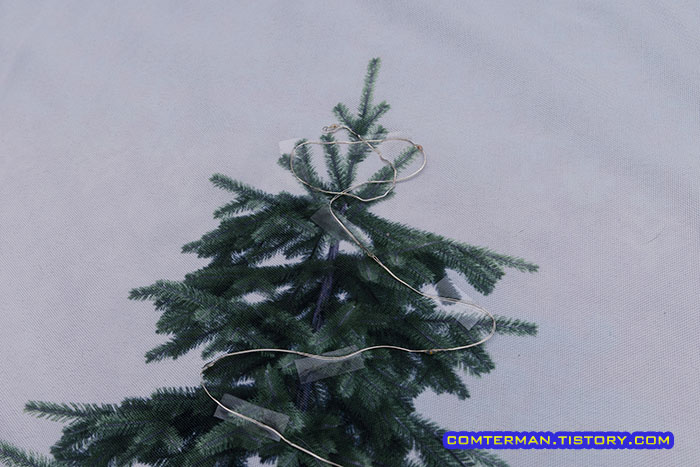 패브릭 크리스마스 트리 LED전구 마무리