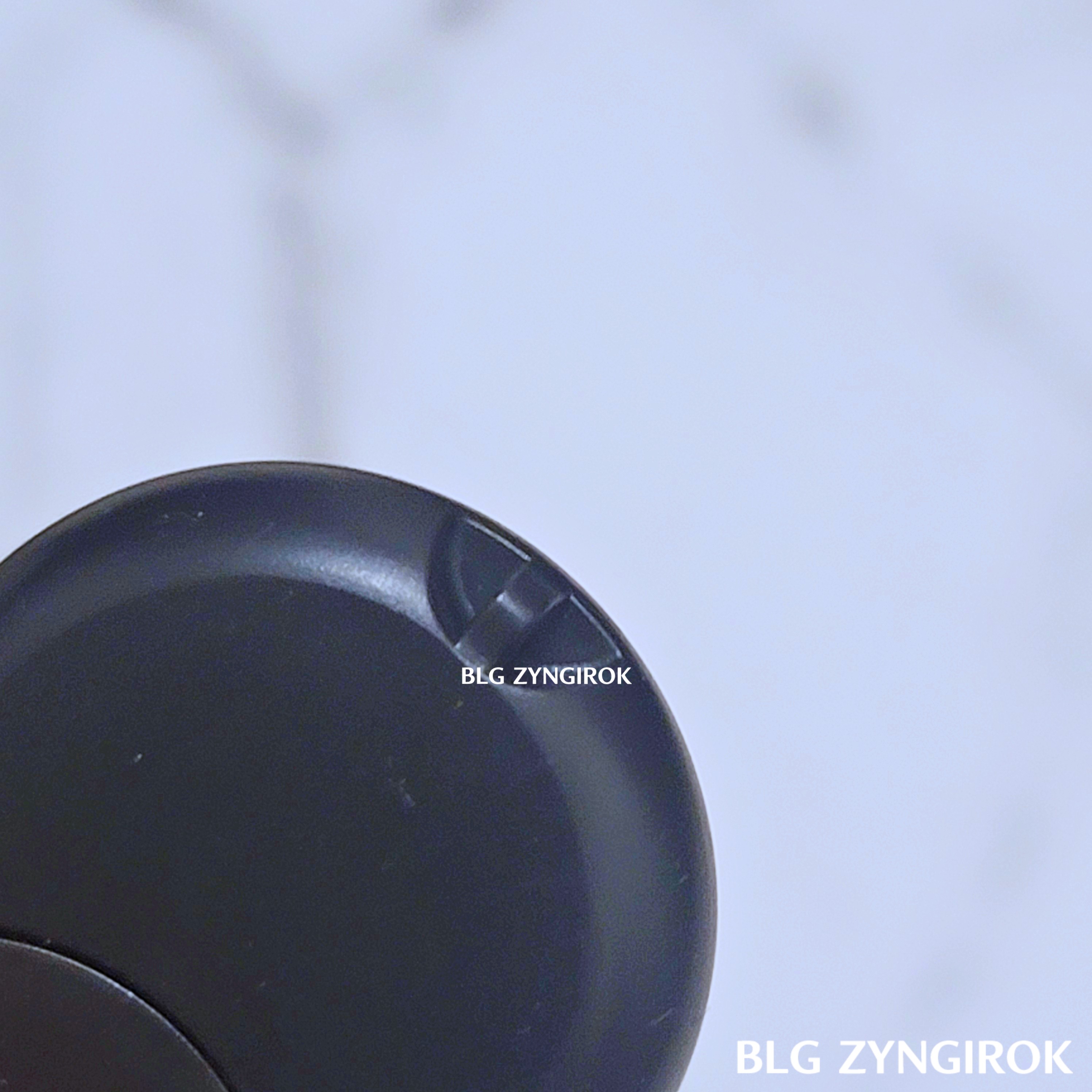 알리익스프레스에서 구매한 블루투스 리모컨 하단 스트랩 부착부 모습이다.