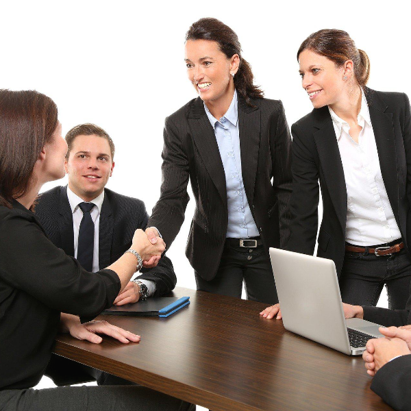 우선 둘로 나뉘는 문장에서 겹치는
선행사가 the new president이죠.
그리고 두 문장을 연결해주어야
하므로 관계대명사를 사용해야 하는데
뒷문장에서 the new president는
목적어이므로 목적격관계대명사를
사용하고 있네요.
다만, 앞의 예문과 다른 점은
the new president는 사람이므로
which를 사용할 수 없고 대신에
whom을 사용하고 있습니다.
마지막으로 예문을 하나 더 보도록 하죠.