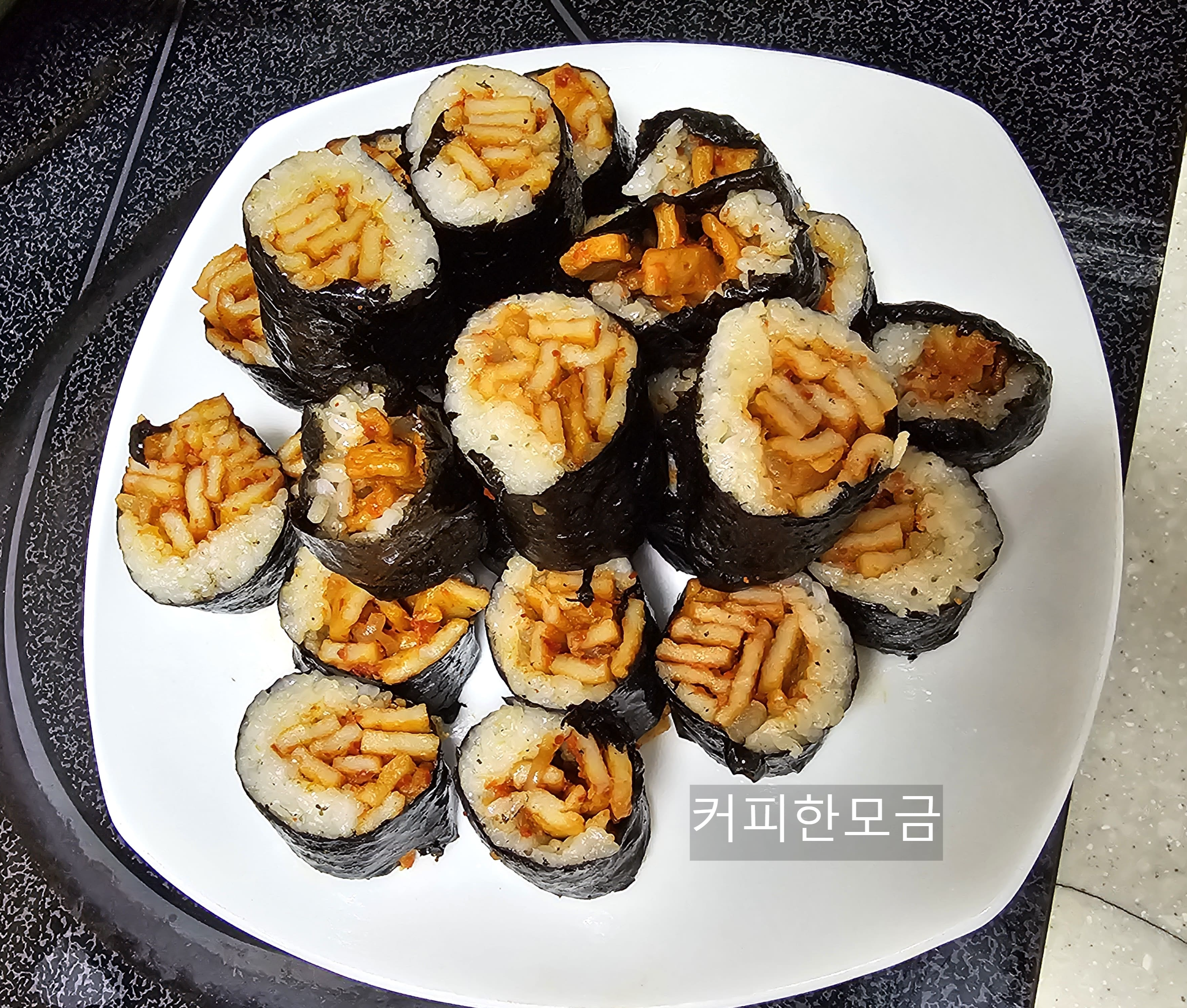 매운어묵김밥 만드는 레시피.