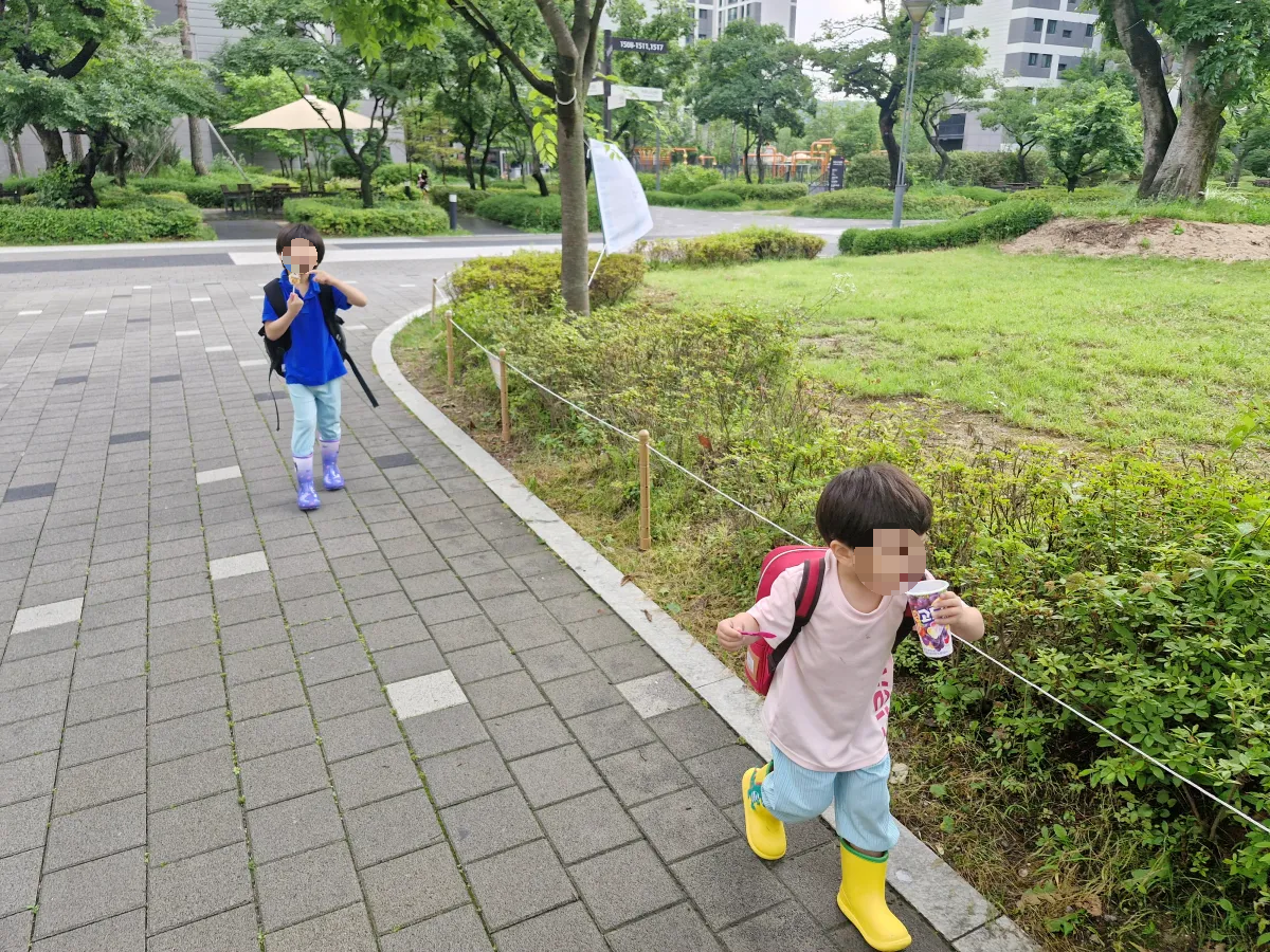 아파트-단지-보도블럭을-걷고-있는-두-아이