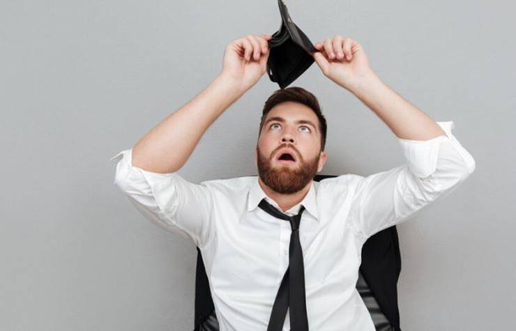 지갑을 보는 남자