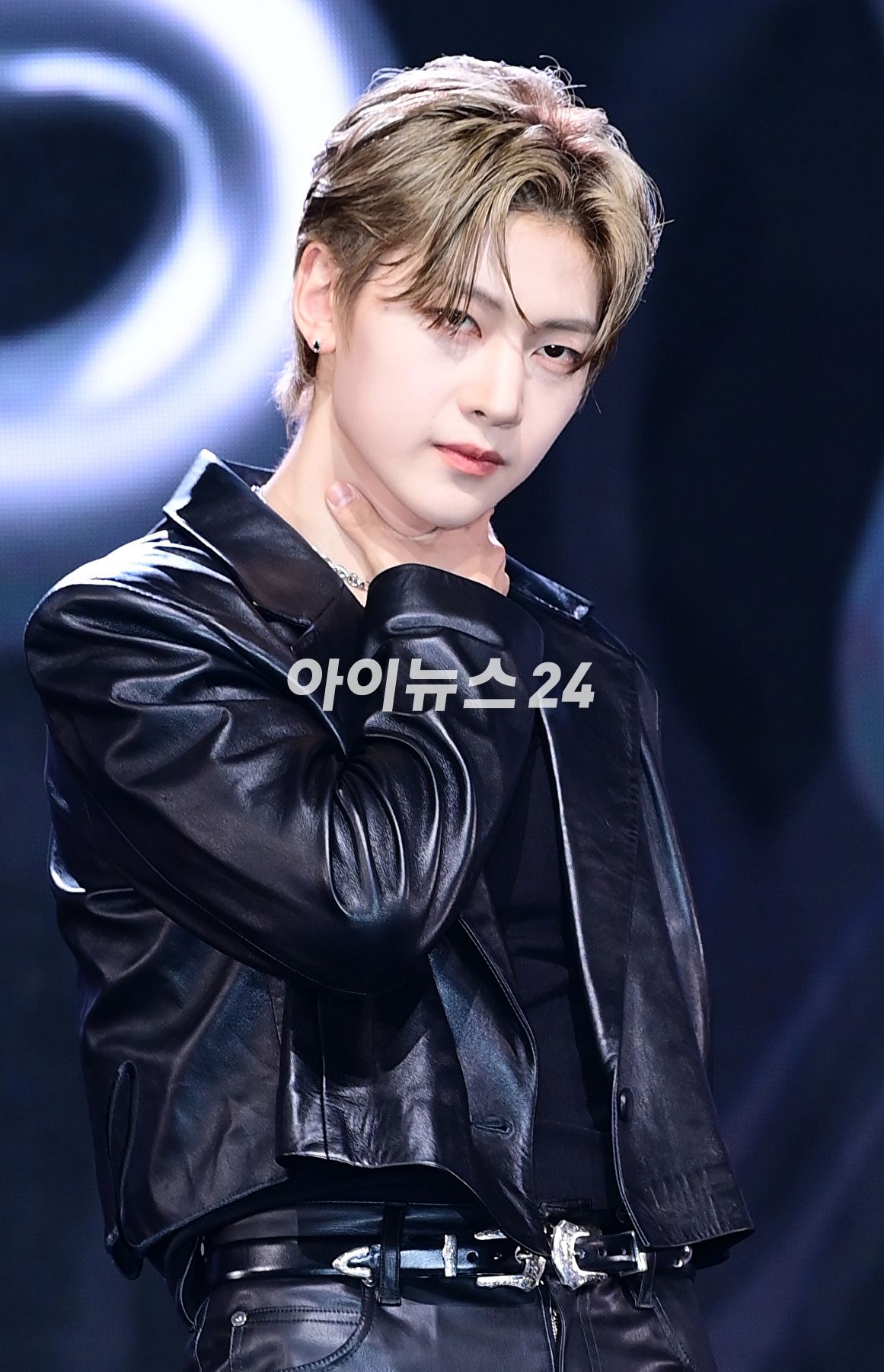 그룹 제로베이스원 석매튜가 5일 오후 서울 광진구 예스24라이브홀에서 열린 제로베이스원(ZEROBASEONE) 두 번째 미니앨범 '멜팅 포인트'(Melting Point) 발매 기념 쇼케이스에서 포토타임을 갖고 있다. [사진=정소희 기자]