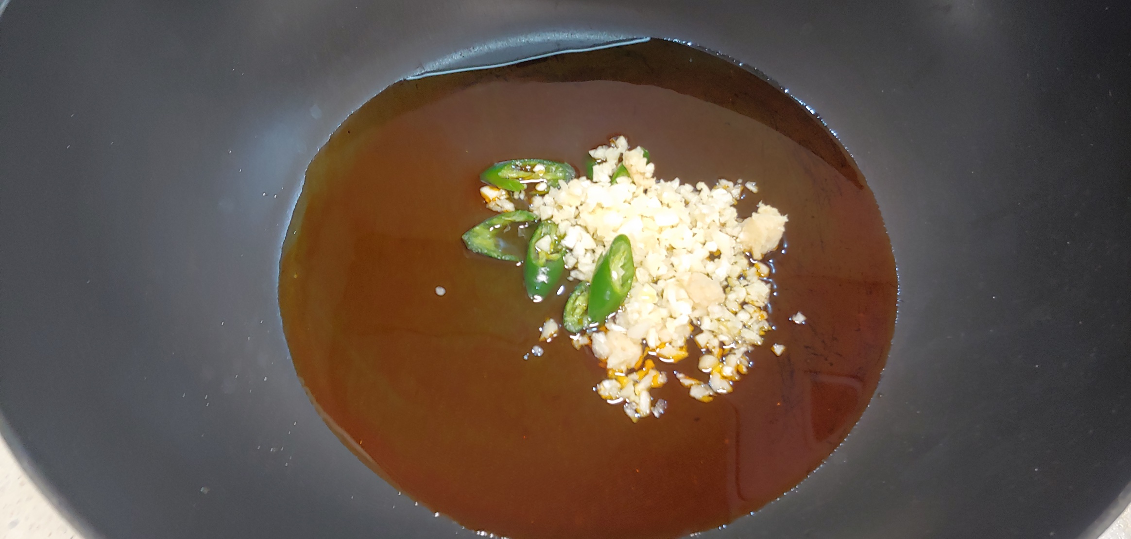 고추기름 만드는거 어려우니 그냥 시판용 사서 쓰시는게 마음이 편하십니다.