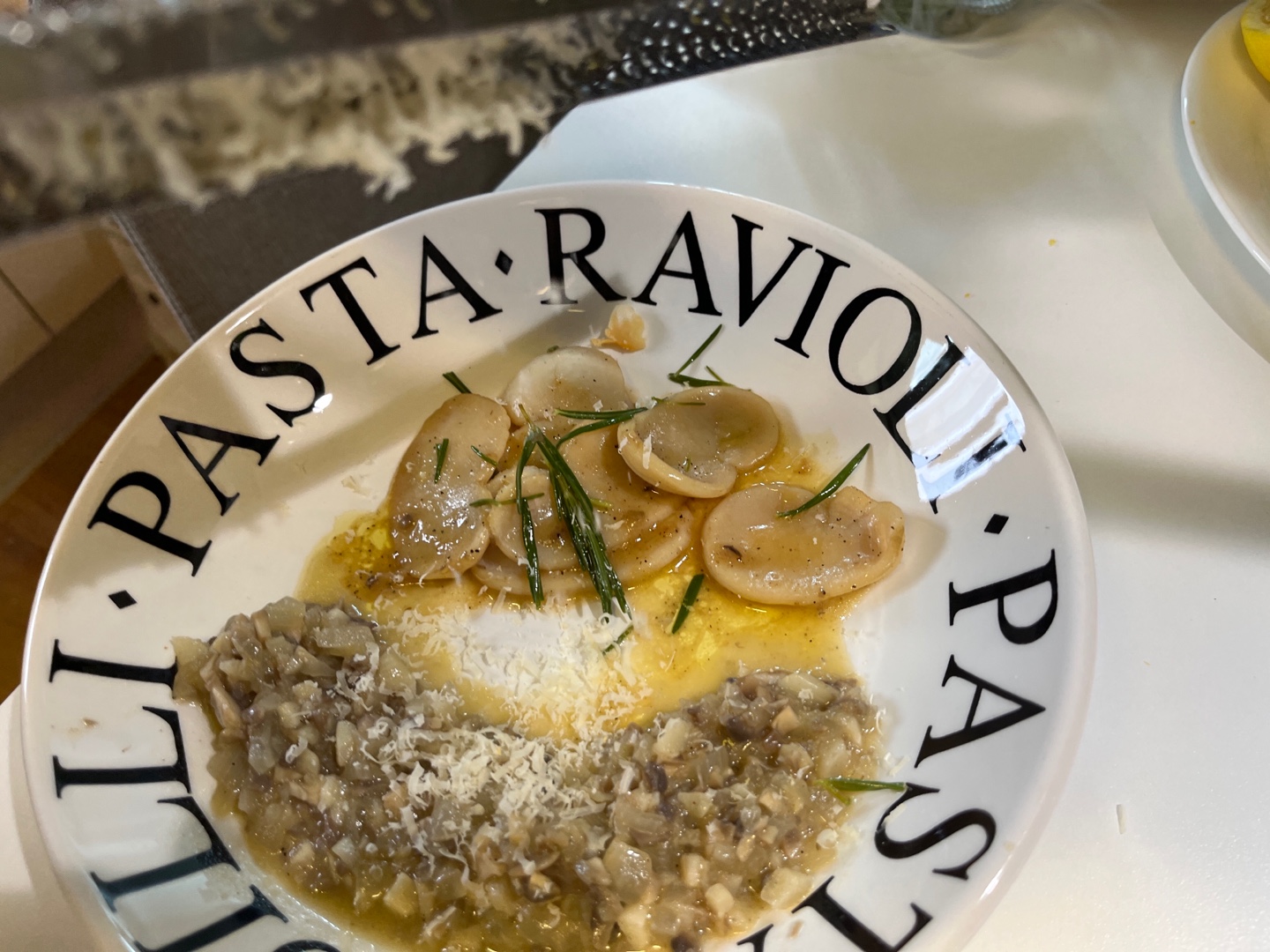 관자요리에-치즈뿌리기