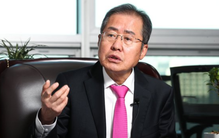 인터뷰를하는-홍준표-국회의원