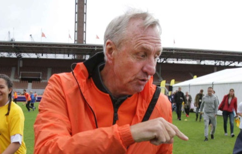 아이들과 대화중인 크루이프