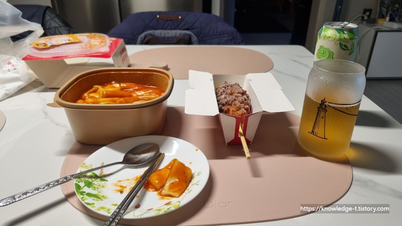 명랑핫도그 럭키 모찌라이스롤 떡볶이, 고구마통모짜핫도그, 그리고 맥주