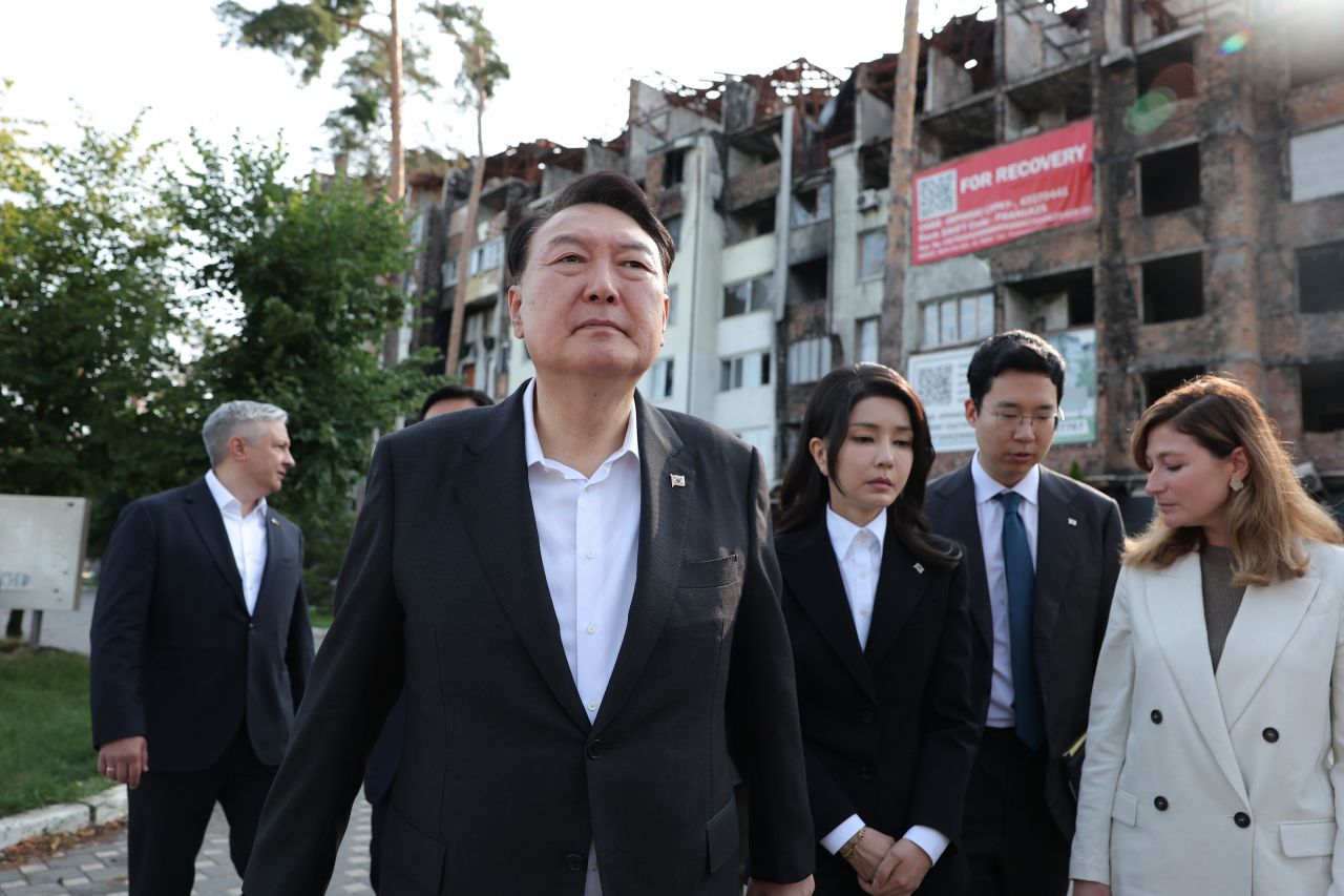 우크라이나 전장 방문 중
