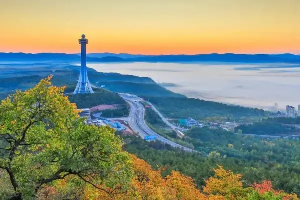 모아산-전망대에서-내려다본-기상-관측소와-붉게-물든-삼림