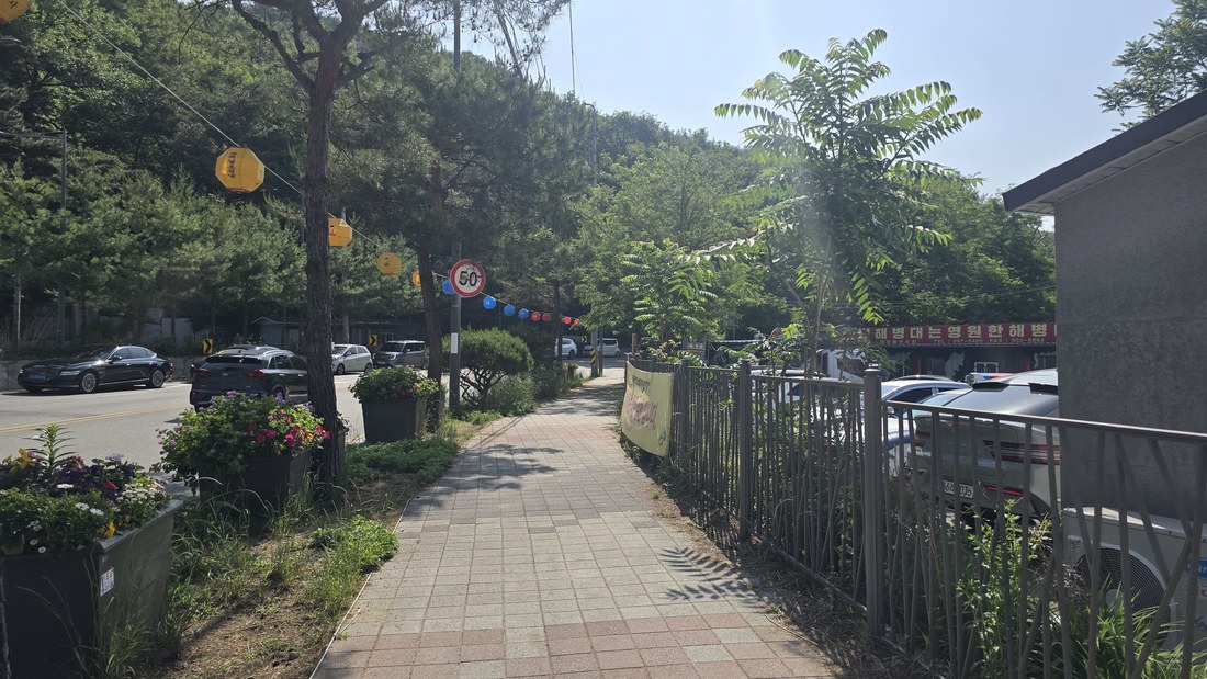 출발 지점에서 만난 둘레길 안내 표지. 왕실묘역길 방향을 알려줘요