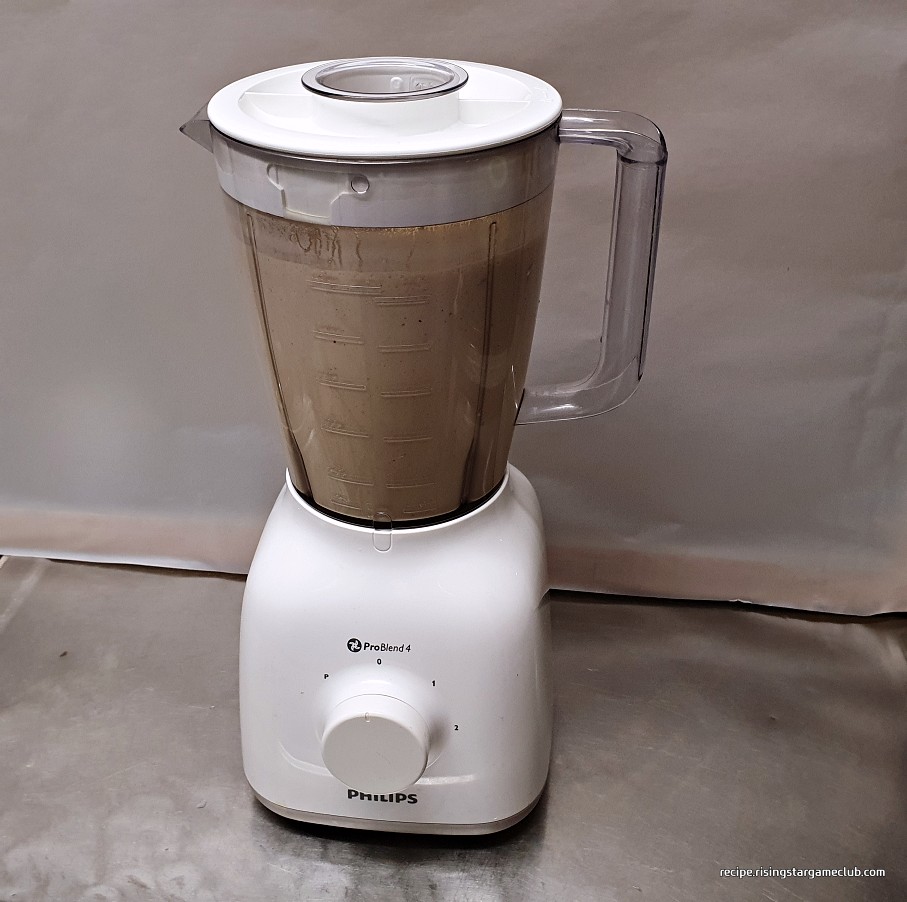 두부로 만드는 간단한 콩국수 국물을 만들 재료들을 믹서기로 곱게 갈기