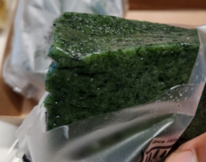 함평 손불신촌떡집 해풍쑥떡 클로즈업 - 지리산 생쑥으로 만든 진한 초록색 쑥인절미
