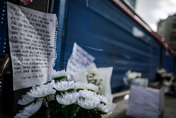 3일 서울 중구 시청역 교차로 인근에서 발생한 차량 인도 돌진사고 현장에 고인을 추모하는 국화꽃과 메세지 등이 놓여 있다. [사진=뉴시스]