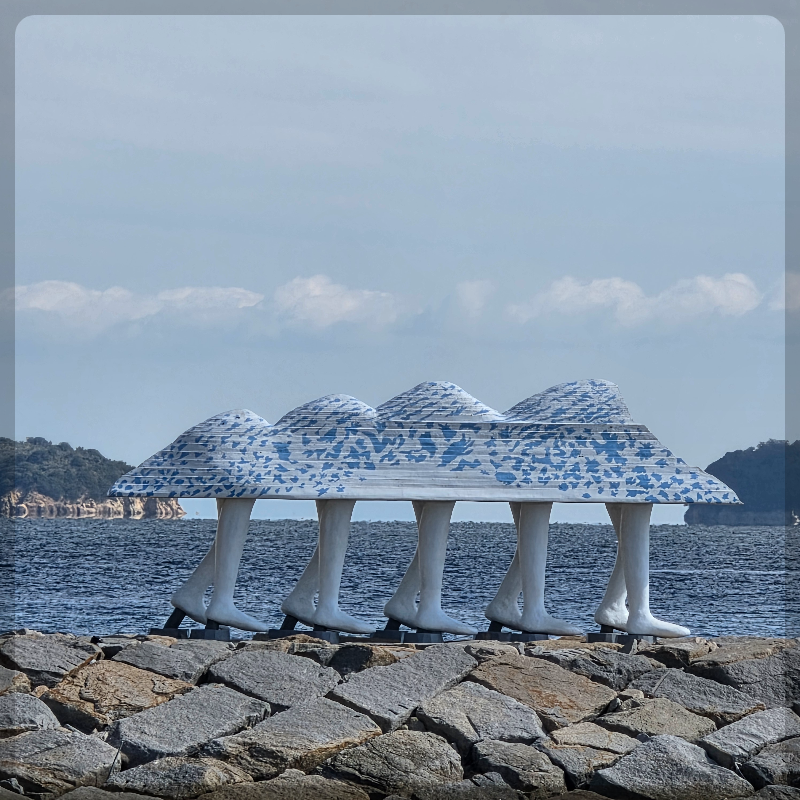 오기지마 ‘워킹 레그스’ 조각/ Ogijima ‘Walking Legs’ sculpture