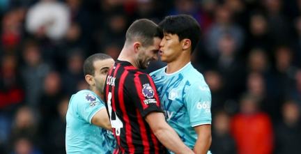 상대팀이 황희찬에게 공격하는 모습