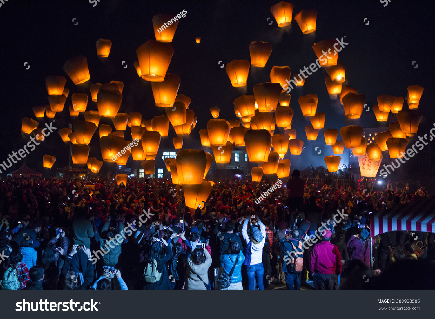 수많은 사람들이 모여서 하늘로 수많은 등불을 올리는 모습을 찍은 사진입니다.