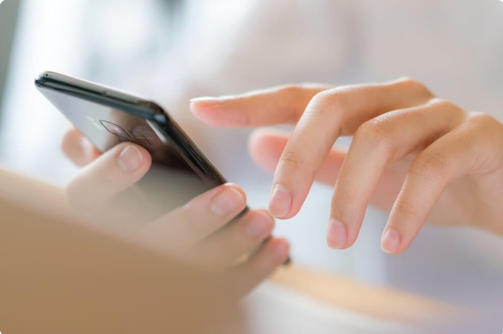 핸드폰으로 소액 결제하는 모습