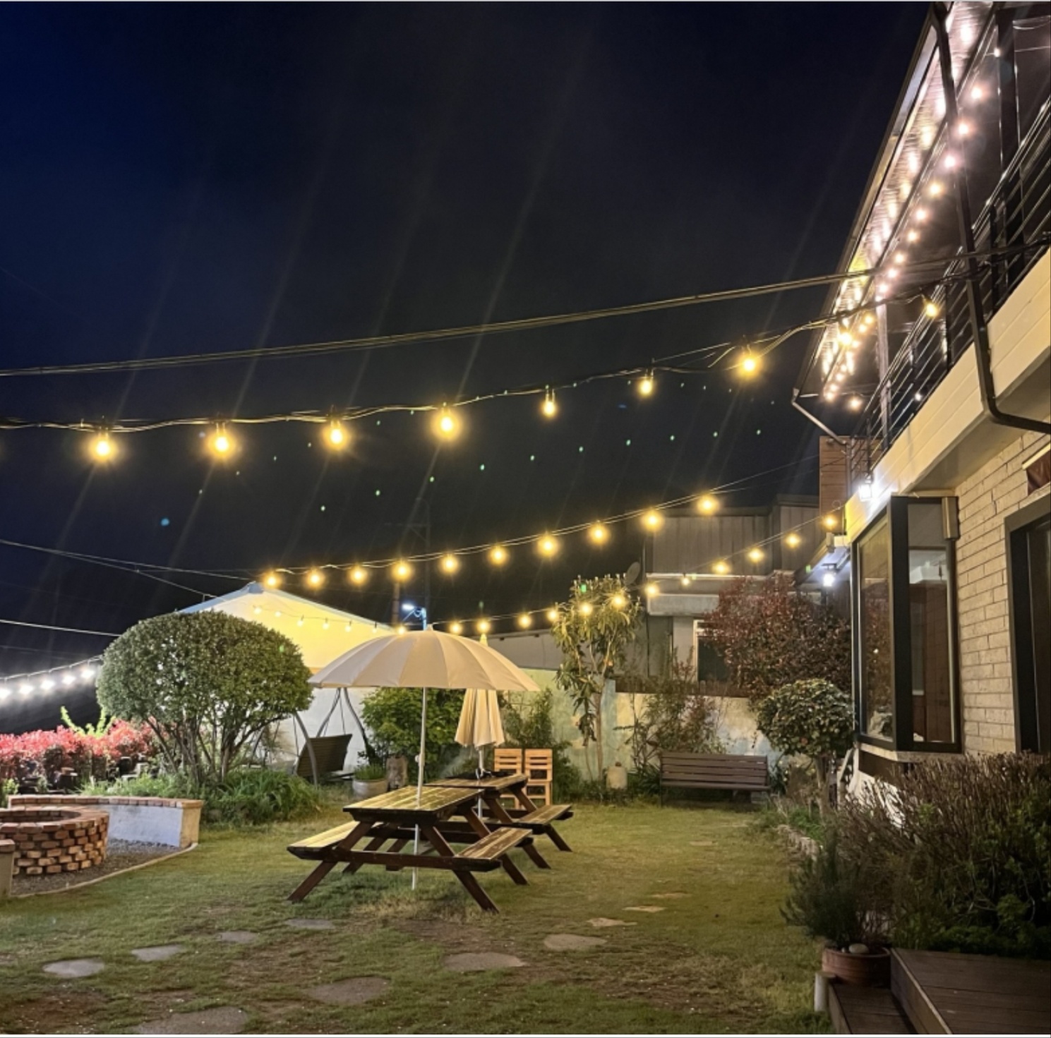 노을이내리는나루 숙소 마당의 밤풍경