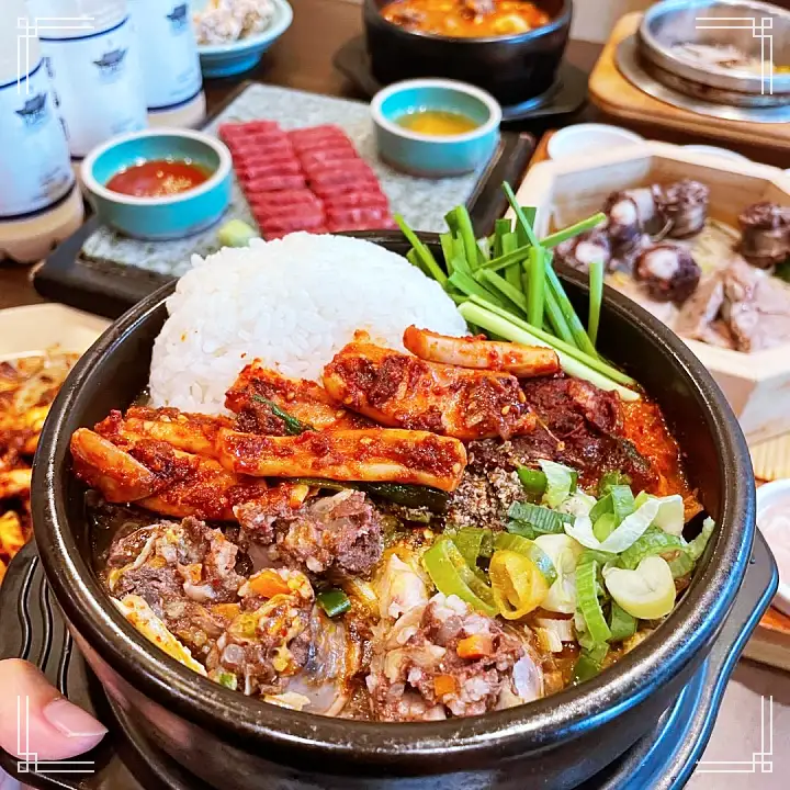 줄서는식당 송파구 잠실 방이동 순대국 맛집 엄현경 유재석 단골 4가지맛 모듬 순대 수육 오징어 숯불구이 육회 권율 추천 50회 소개