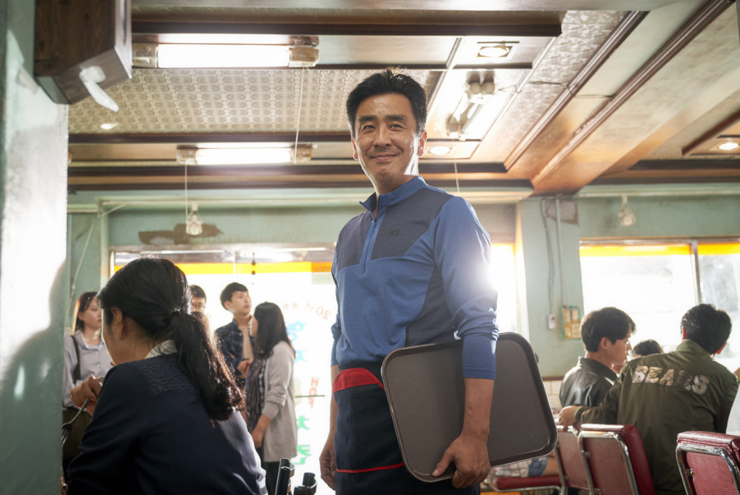 극한직업 스틸컷 수원왕갈비통닭으로 문전성시를 이루고 있어 행복한 고 반장