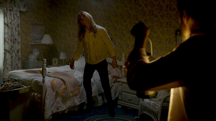 이상한 행동을 보이는 여자의 모습