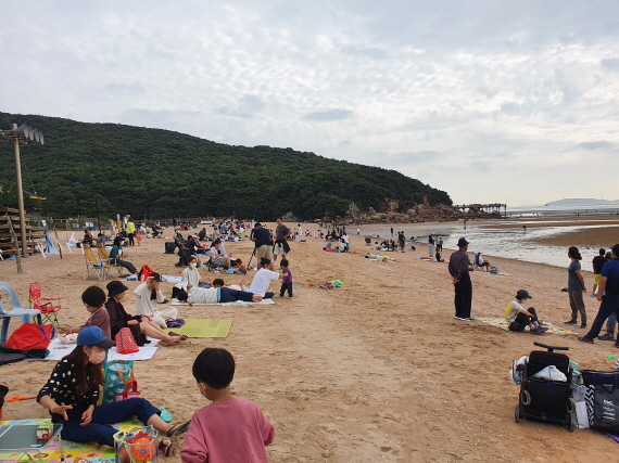 하나개해수욕장-해변가-쉬고있는사람들