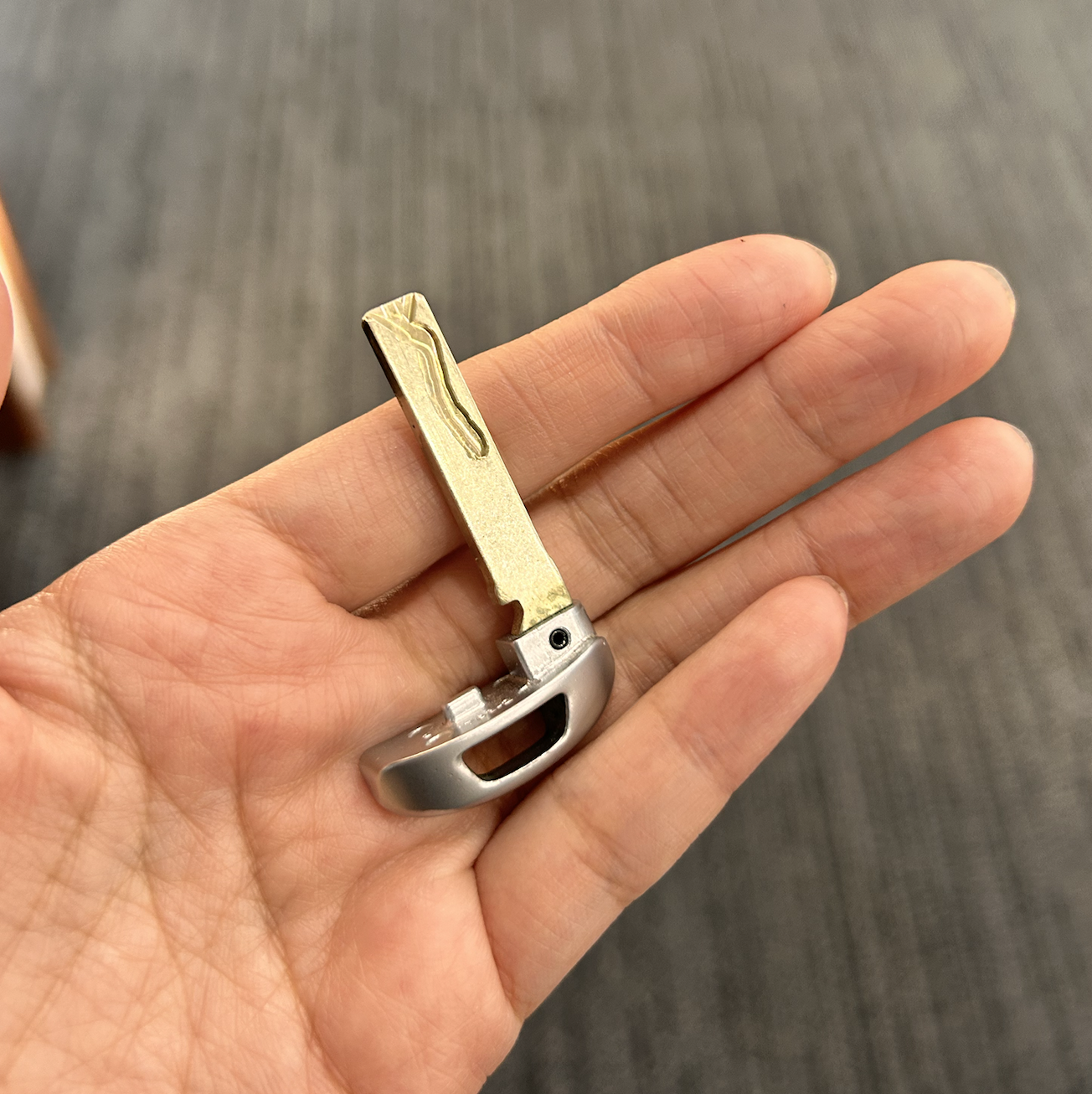 싼타페 스마트키에서 수동키 꺼내기 