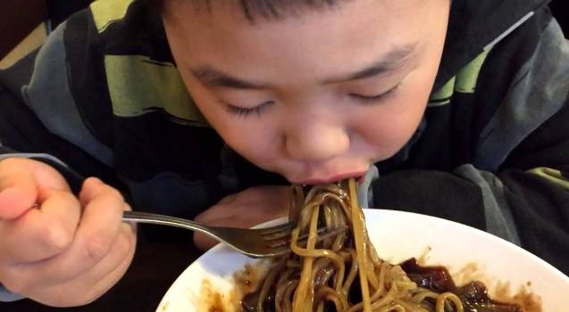 짜장면을 먹는 꿈, 무슨 의미일까? 꿈해몽 총정리!