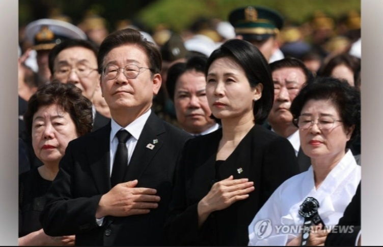 국가 유공자들과 함께가슴에 손을 엊은 이재명대통령 사진