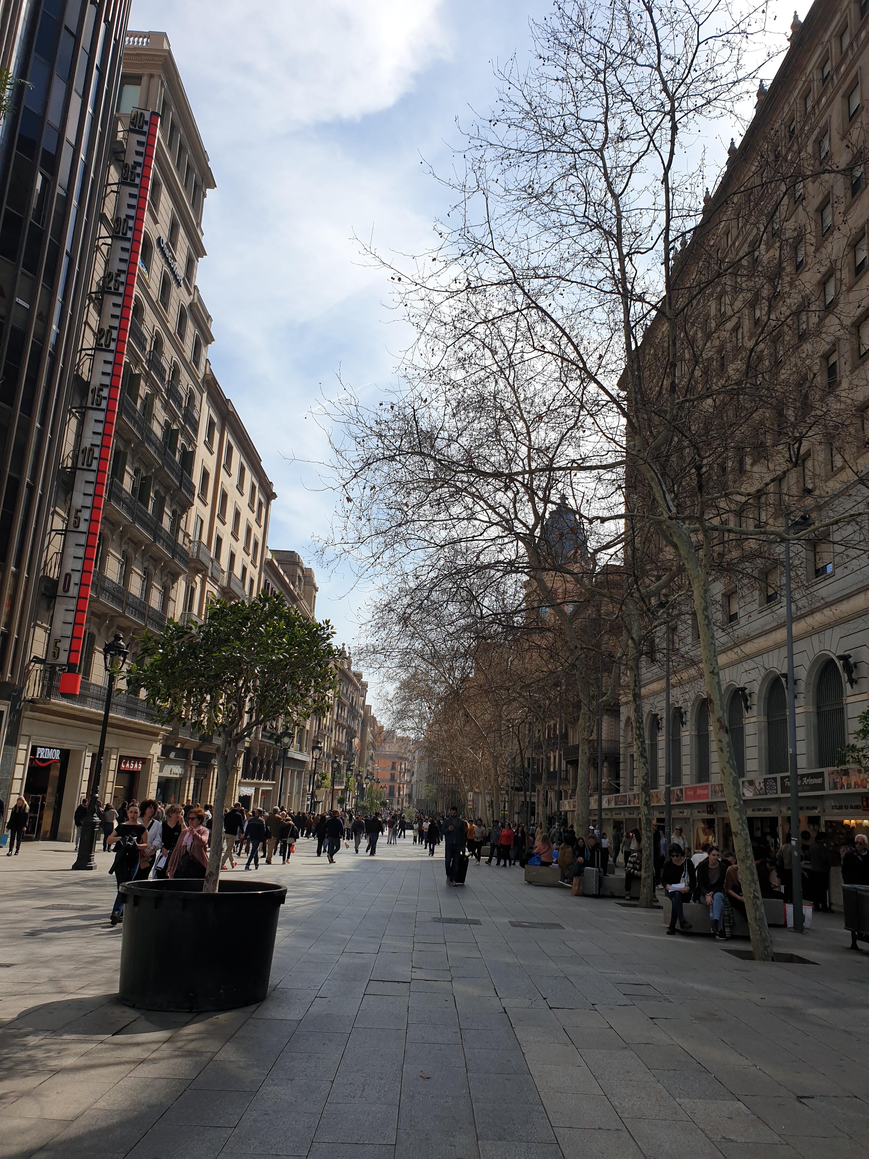 카탈루나 광장 고풍스런 건축물들