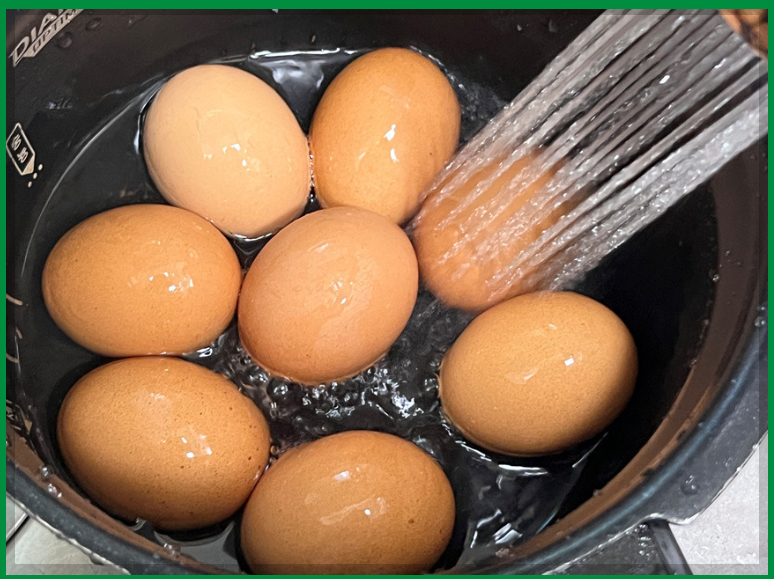 삶은 계란 껍질 쉽게 벗기기